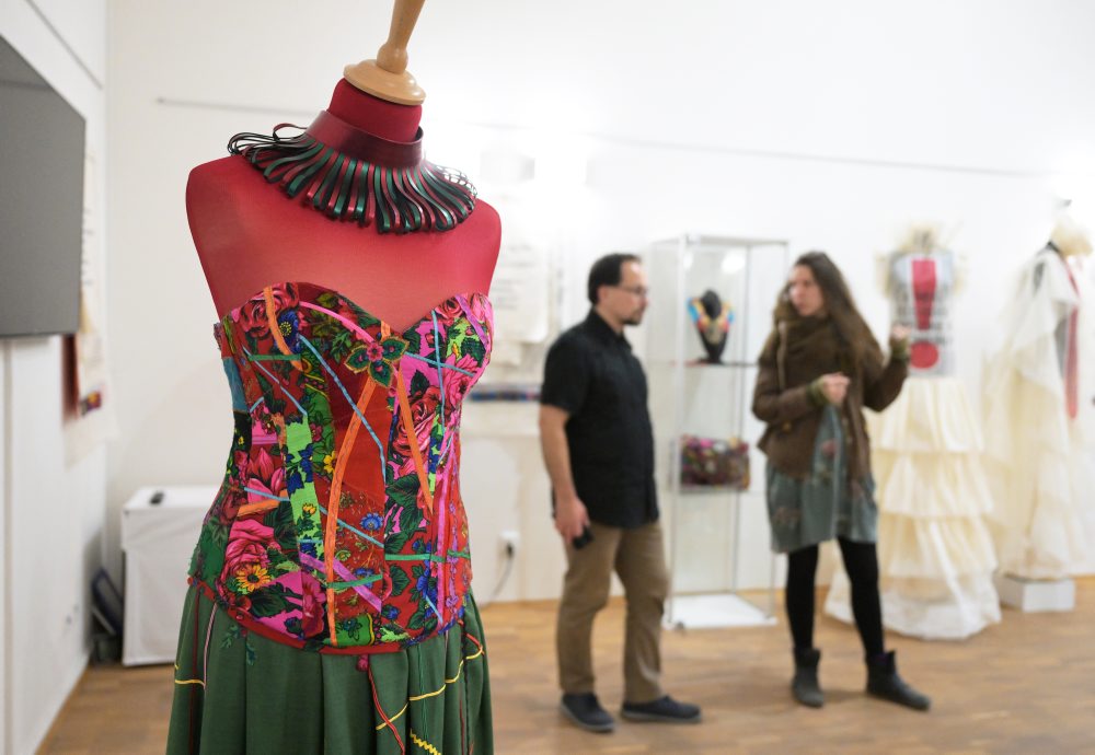 Expozícia výstavy Romani Design Fashion Art v Galérii ÚĽUV v Košiciach