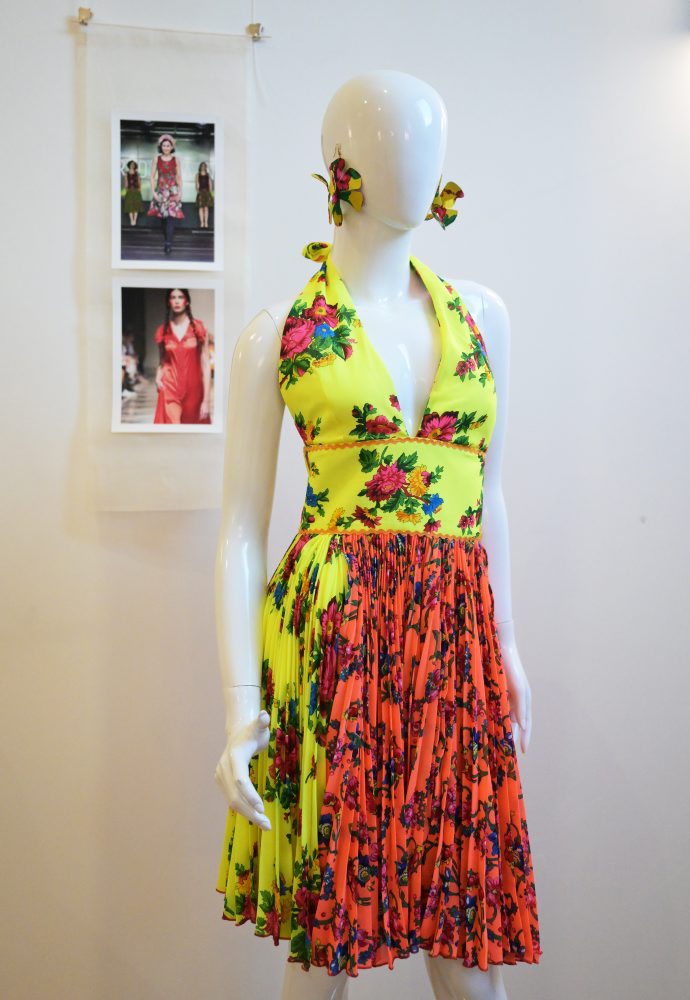 Expozícia výstavy Romani Design Fashion Art v Galérii ÚĽUV v Košiciach