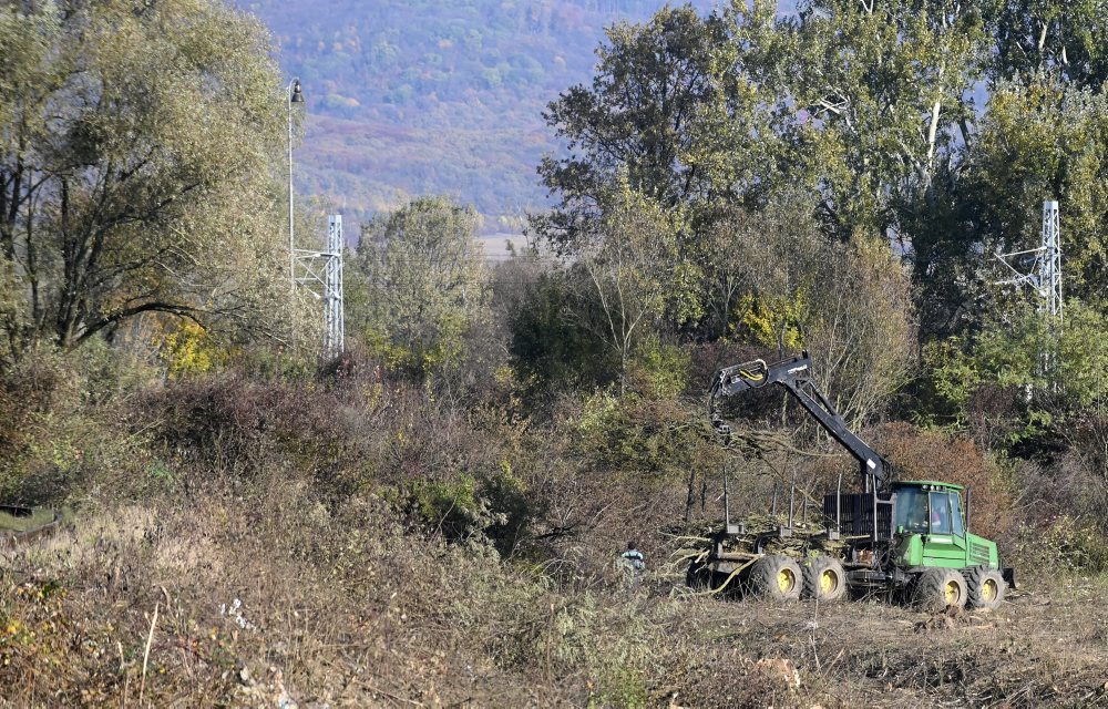 Odstraňovanie náletových drevín v rámci rekonštrukcie železničnej trate pri meste Strážske