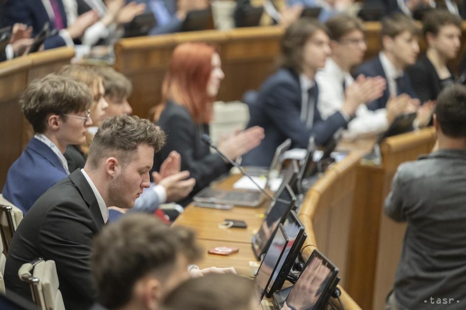 FOTO A VIDEO:Ministri A Poslanci Odpovedali študentom Na Hodine Otázok